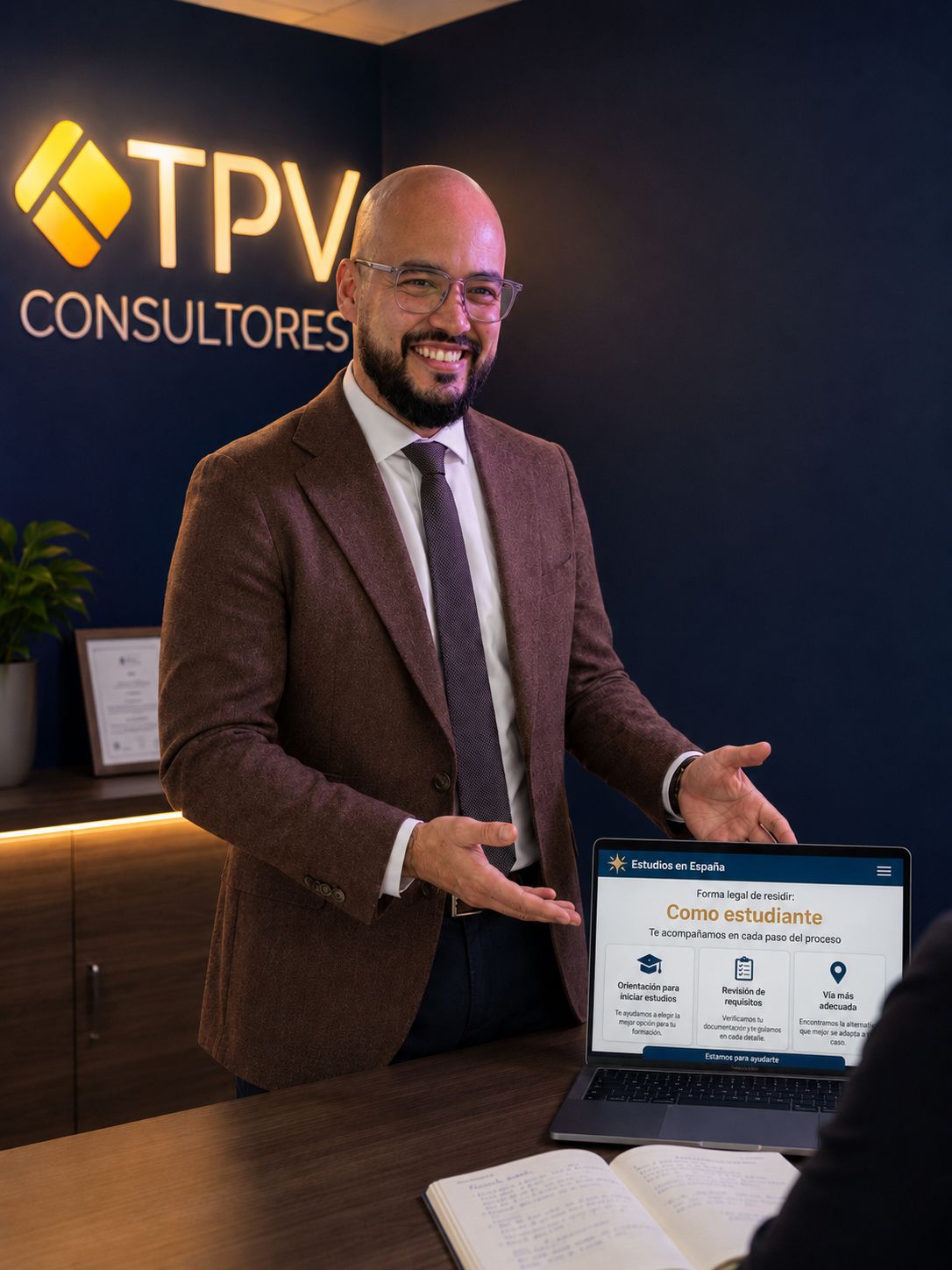 Asesor de TPV Consultores presentando opciones de residencia como estudiante