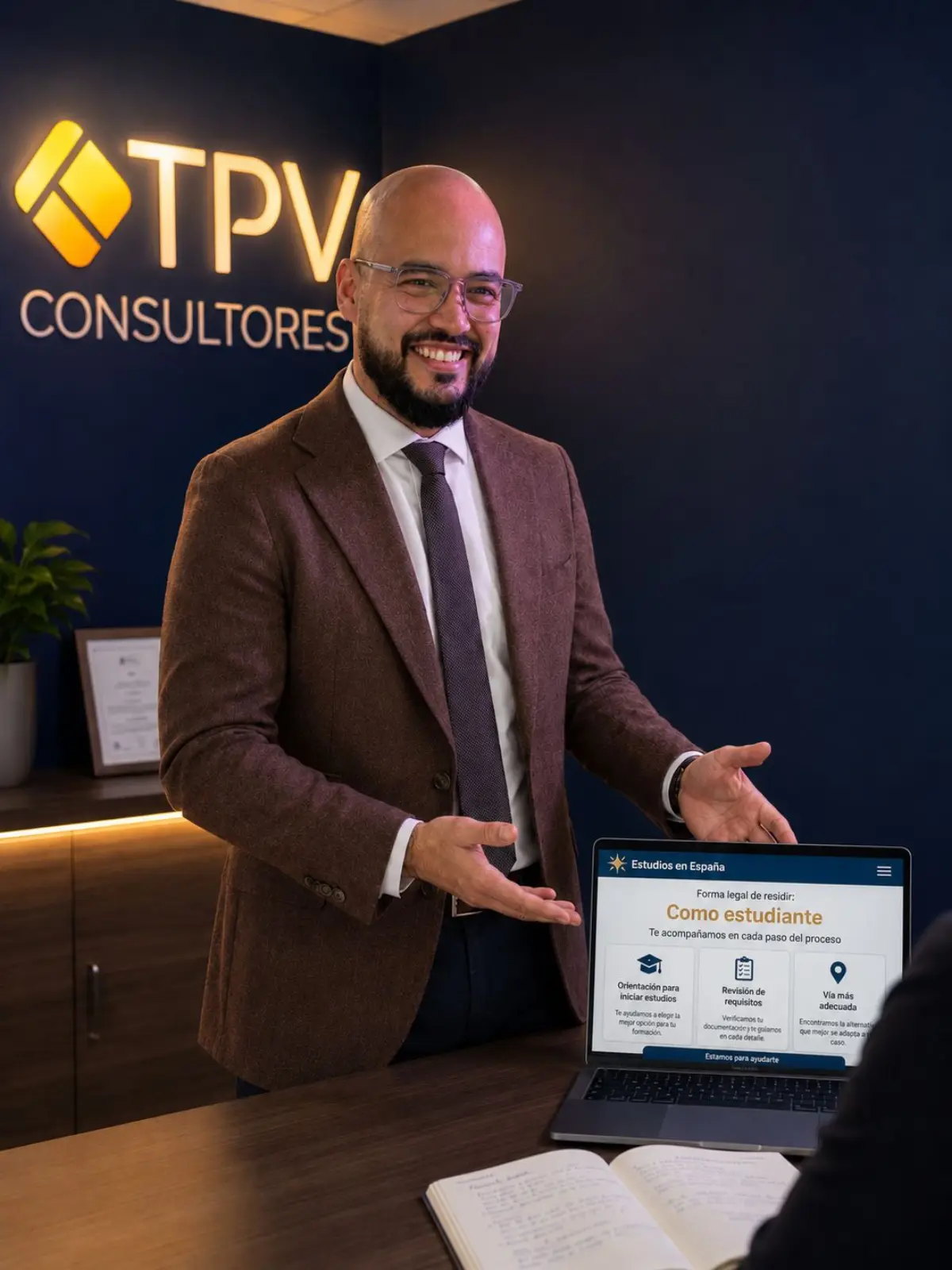 Asesor de TPV Consultores presentando opciones de residencia como estudiante
